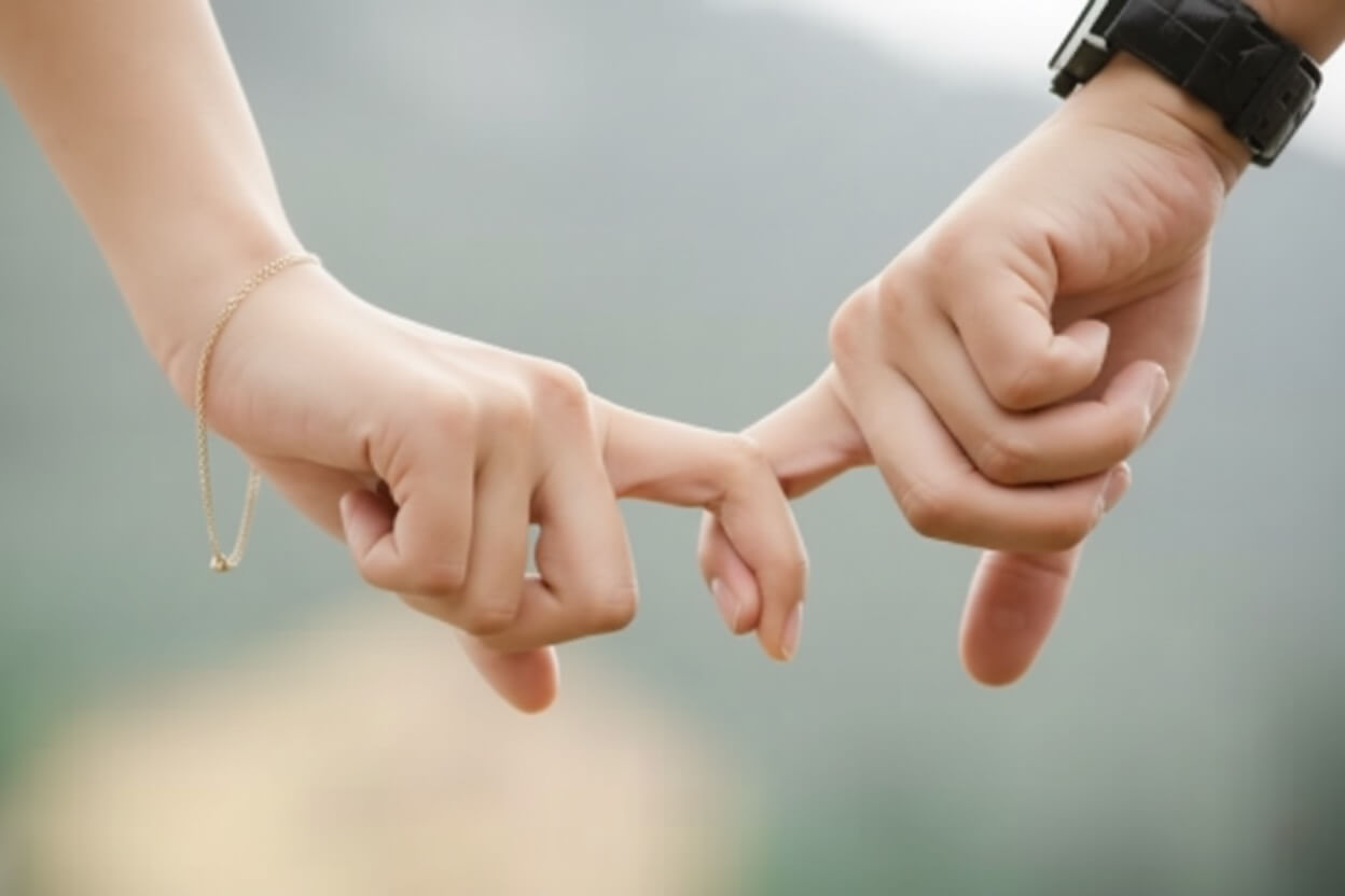 Zbliżenie na dłonie pary symbolizujące odbudowę więzi i zaufania dzięki skutecznej terapii par.